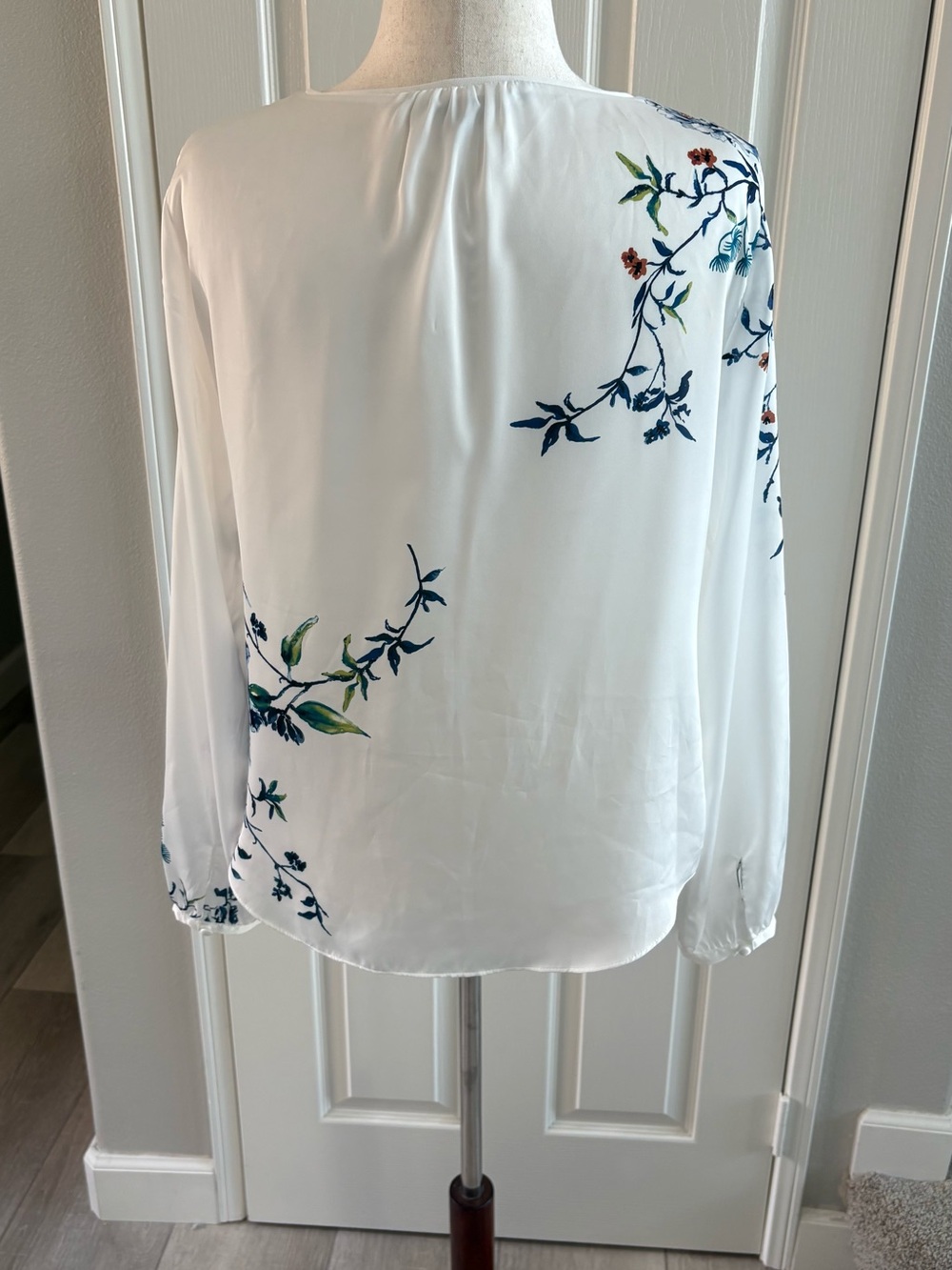 WHBM | Stunning Floral Blouse | White and Blue | Sz 10 | Excellent Condition - Picture 5 of 8